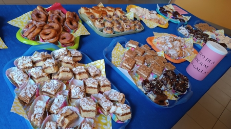 Sprzedaż ciastek w ramach Akcji „Pola nadziei”
