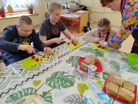 „Zdrowo, kolorowo i kreatywnie – wspólne przygotowywanie zdrowych posiłków i deserów”