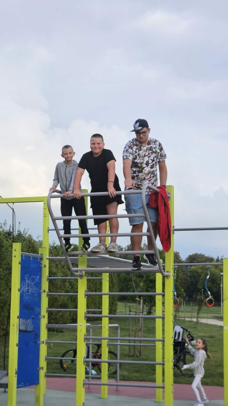 Wesoła ekipa na placu zabaw